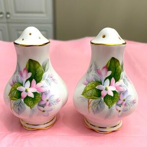 EUC VTG ROYAL ALBERT BONE CHINA SALT AND PEPPER SHAKERS IN “MAYFLOWER” PATTERN